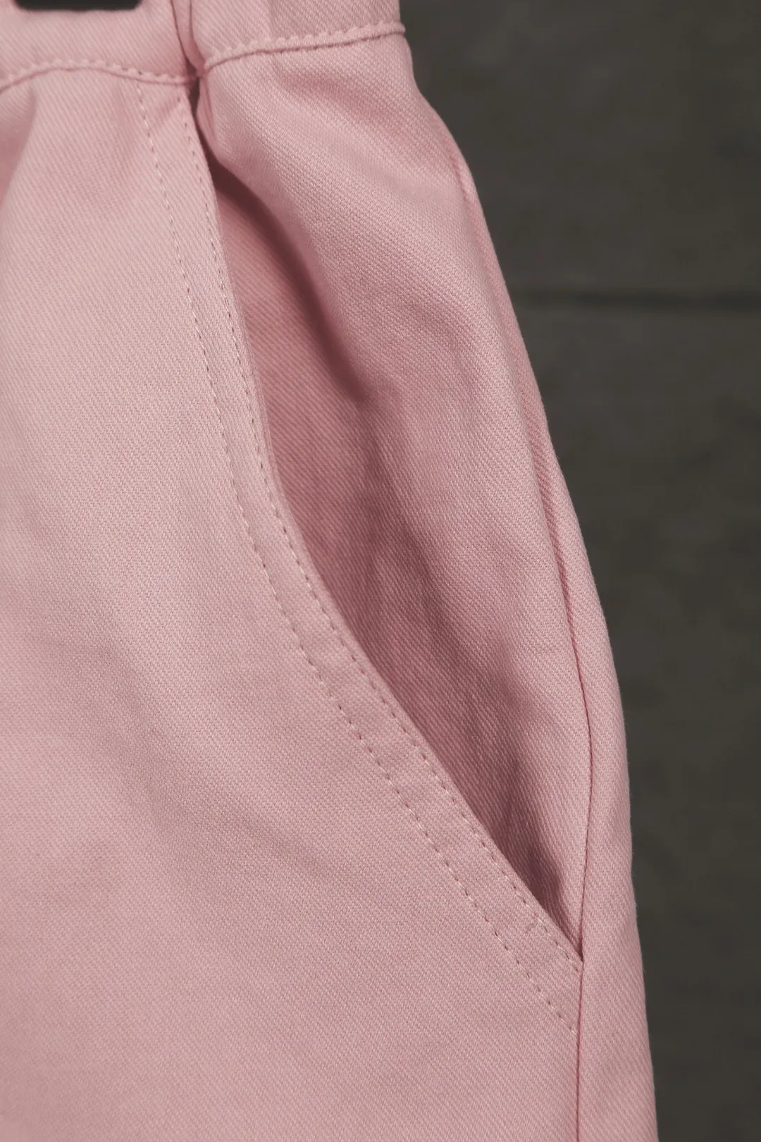 P146 Actual photo [Hot in summer] Style number: 25051# Color: Black/Navy/Khaki/Beige/Matte Pink Size: S to 100% restoration of workmanship, fake placket design with front waves, double stitched lines covering the independent waistband, 0.6 thread pressure for the whole garment ✅ - RL/women's classic drawstring cotton shorts, super long and wide-leg style, the upper body does not stick to the legs, breathable and cool, drawstring elastic waist, easy to wear and match, all shirts and short-sleeved suits are good-looking. If you like the lazy style, you must buy the refreshing commuting OOTD, practical and full, a must-have item for the summer wardrobe, clean and refreshing